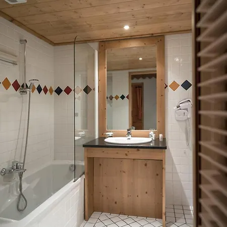 De Standing Avec Piscine Et Spa, Pied De Pistes, - Fr-1-461-4